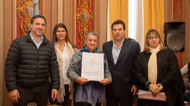 Las Flores: más de 200 vecinos fueron beneficiados con la entrega y firma de escrituras