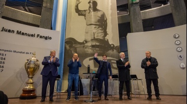 El gobernador Kicillof entregó escrituras y pases libres multimodales en Balcarce