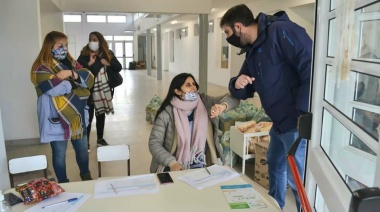 General Alvarado: el intendente entregó celulares que brindarán conectividad a establecimientos educativos de Otamendi