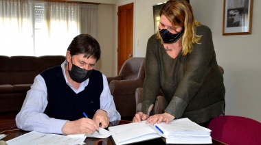 San Cayetano: Gargaglione firmó contratos para sumar equipos de salud