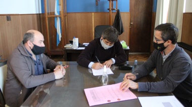 Lobería: Fioramonti firmó un convenio con el Club Huracán para la creación de un nuevo lugar de esparcimiento
