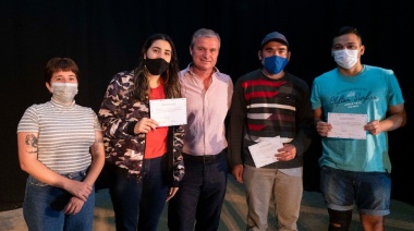Monte: el intendente entregó becas a estudiantes del nivel superior
