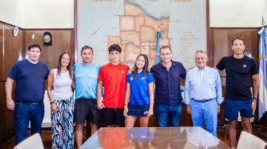 Las Flores: el intendente Gelené se reunió con una joven padelista florense previo a su viaje a España