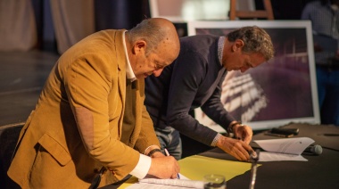 Mar Chiquita: Katopodis y Paredi firmaron convenio para la construcción del natatorio climatizado