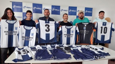Intendente hizo entrega de indumentaria al Club Social Deportivo Tordillo