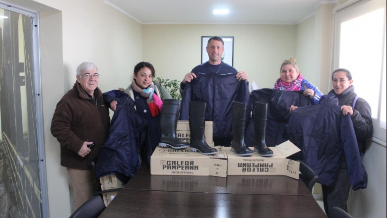Pila: Walker hizo entrega de indumentaria y calzado a trabajadores de la Cooperativa 21 de Diciembre
