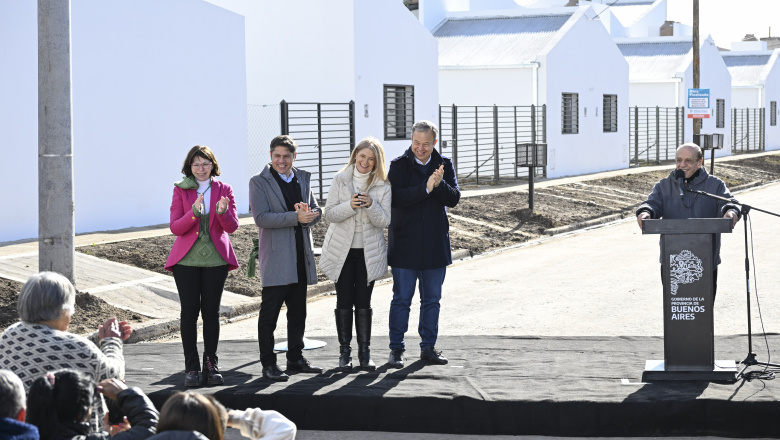 Kicillof y Magario entregaron 110 viviendas a familias de Berazategui