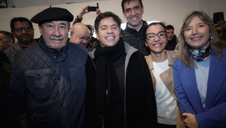 El gobernador Kicillof entregó viviendas a familias de Tandil