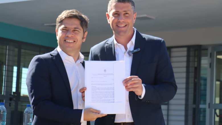 Pila: durante la visita del gobernador Kicillof, el intendente recibió la sesión de la Laguna Camarón Grande