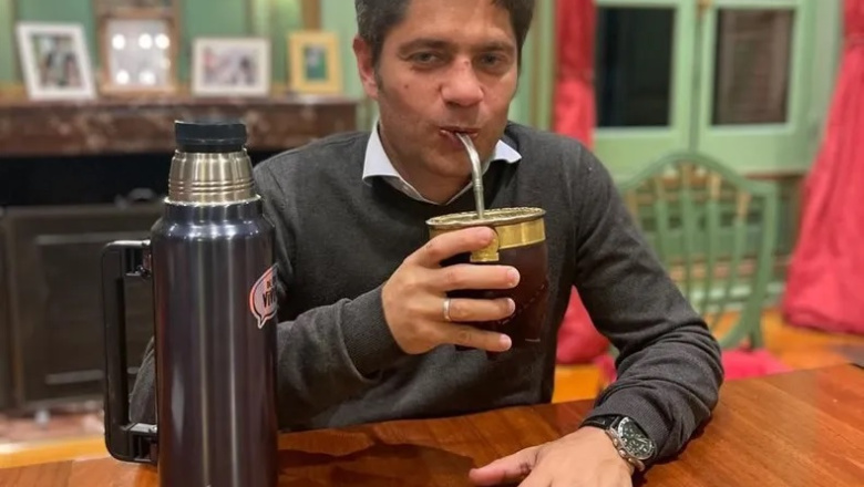 Axel Kicillof ironizó "mateando" a la noche tras la marcha federal