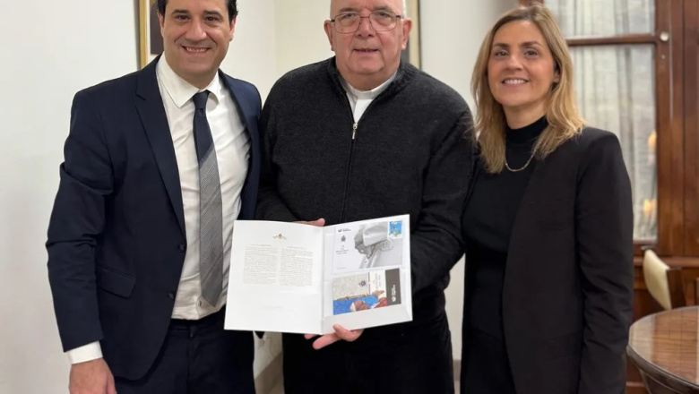 Maximiliano Abad presentó en Mar del Plata el sello postal en homenaje al Papa Francisco