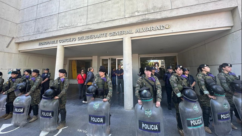 General Alvarado: el Concejo Deliberante amaneció custodiado y tuvo que suspender una sesión clave