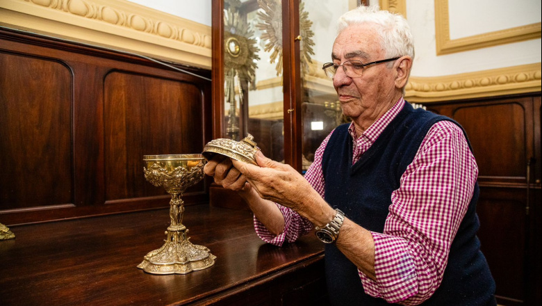 El orfebre Juam Carlos Pallarols recibió el reconocimiento de la comunidad de Las Flores