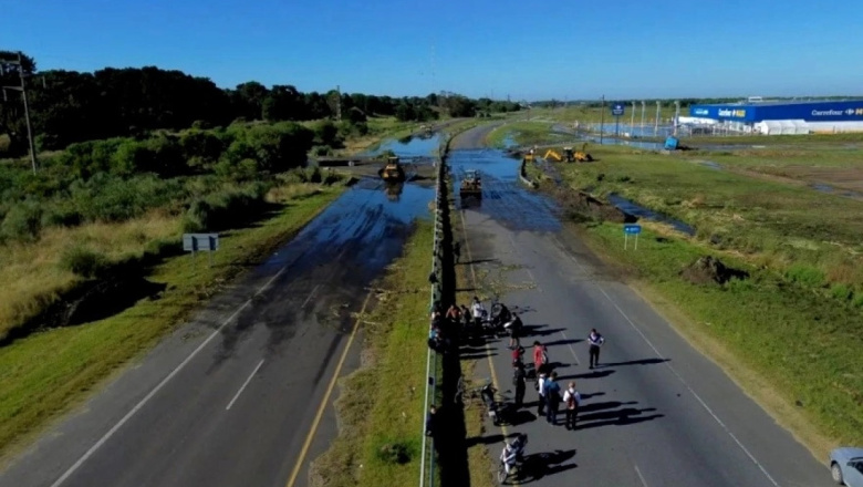 Caos por derrame cloacal en Pinamar: inundó la Ruta 11