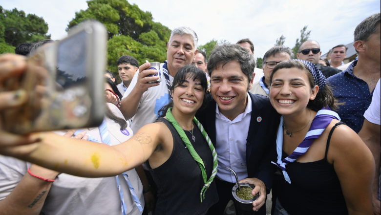 Kicillof visitó el multitudinario campamento scout de Necochea: “Compartimos los mismos valores”