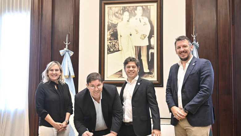 Las Flores: el intendente firmó convenios con el gobernador Kicillof