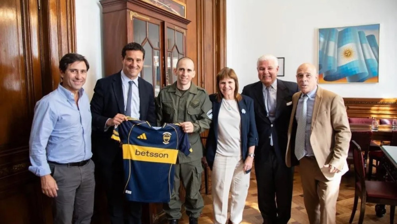 El senador Abad le regaló a Nahuel Gallo una camiseta de Boca