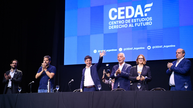 Kicillof lanzó un centro de estudios y calificó a Milei como “el presidente más ignorante”