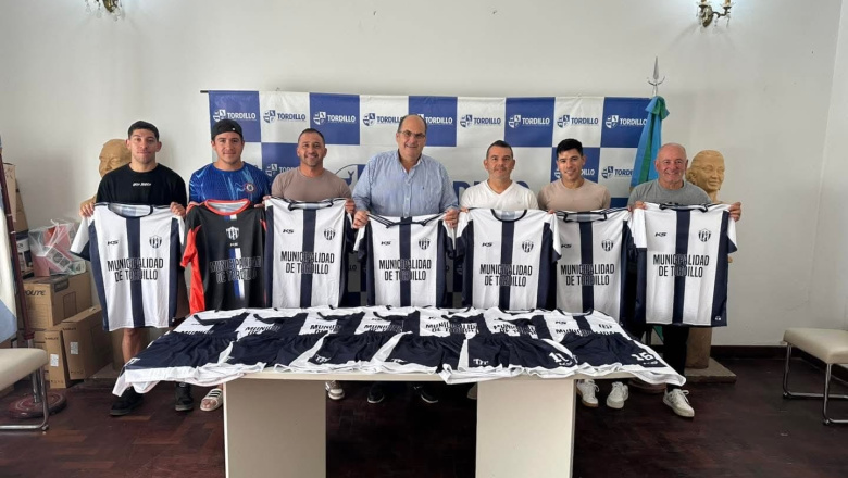 Tordillo: el intendente encabezó entrega de indumentaria al equipo de fútbol del Club Social y Deportivo