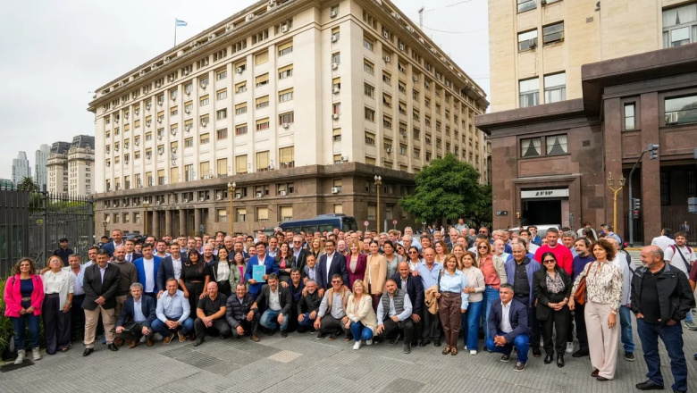 Intendentes de todo el país marcharon a Economía de Nación por fondos