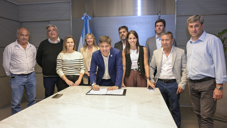 Axel Kicillof, Javier Rodríguez y Cristina Álvarez Rodríguez encabezaron la firma de planes directores locales de caminos rurales con intendentes de la región