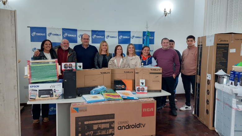 Tordillo: entrega de material y equipamiento para instituciones educativas del distrito