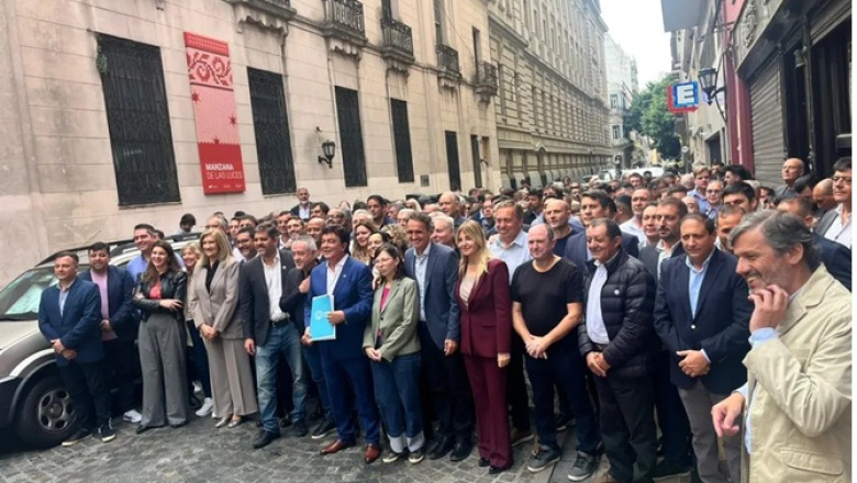 Intendentes marchan a Capital Humano por fondos para la asistencia alimentaria