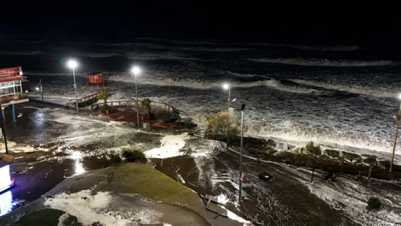 El paso de un ciclón extratropical por la Costa Atlántica provocó olas de siete metros, destrozos e inundaciones