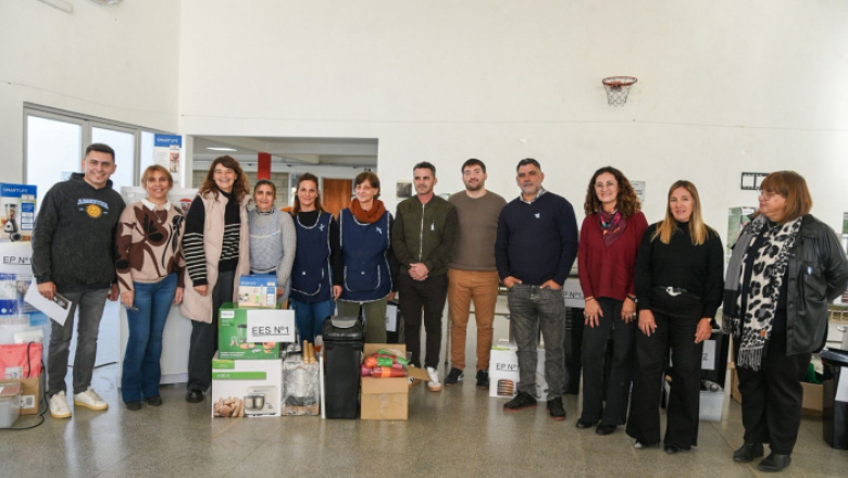Castelli recibió equipamiento del SAE para instituciones educativas del distrito