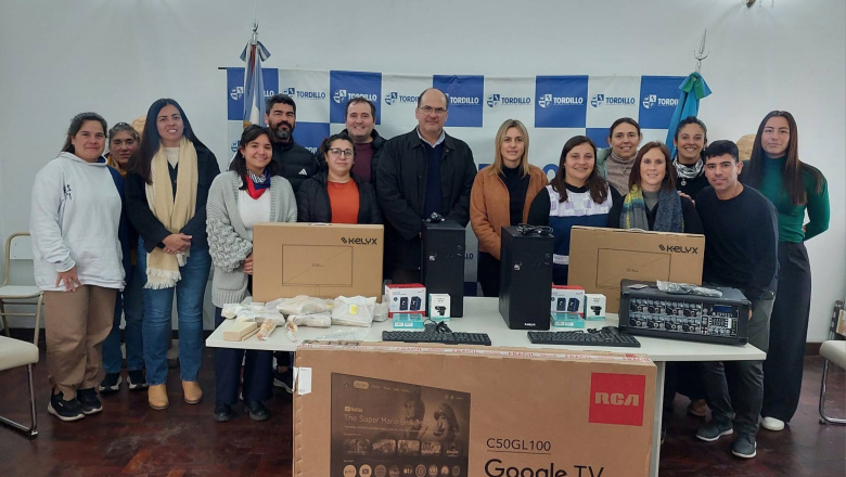 Tordillo: Héctor Olivera entregó equipamiento a instituciones educativas