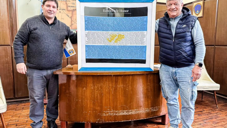 Las Flores: veterano de la guerra de malvinas entregó al intendente una Bandera de Honor