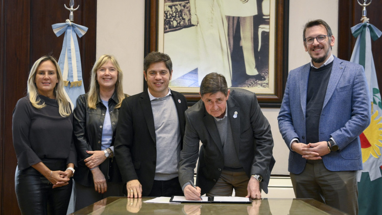 San Cayetano: intendente firmó convenio de Provincia Leasing para la compra de maquinaria vial