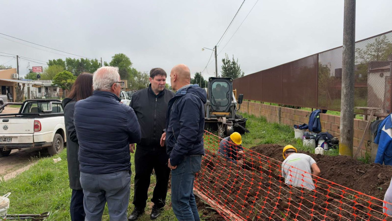Las Flores: el intendente observó junto a funcionarios las tareas de extensión de la red de gas natural que realiza la empresa Camuzzi