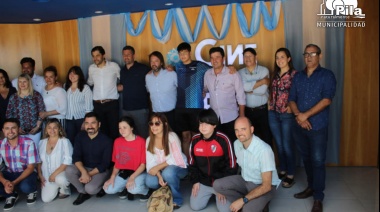 Pila: Walker encabezó el acto de entrega de materiales deportivos a escuelas del distrito