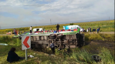 Volcó un micro en la Ruta 2 a la altura de General Pirán: hay 2 muertos y 44 heridos