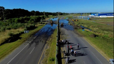 Caos por derrame cloacal en Pinamar: inundó la Ruta 11