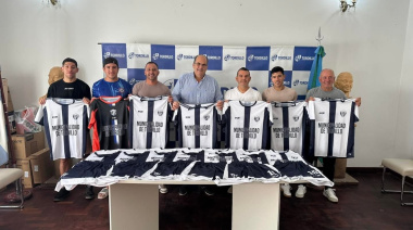 Tordillo: el intendente encabezó entrega de indumentaria al equipo de fútbol del Club Social y Deportivo