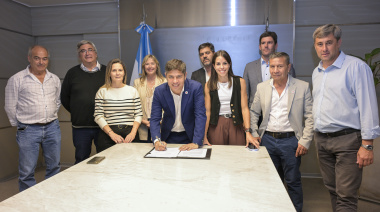 Axel Kicillof, Javier Rodríguez y Cristina Álvarez Rodríguez encabezaron la firma de planes directores locales de caminos rurales con intendentes de la región