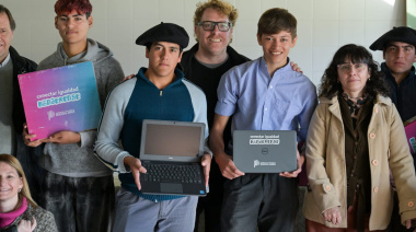 La Provincia entregó computadoras a estudiantes de Dolores y General Guido
