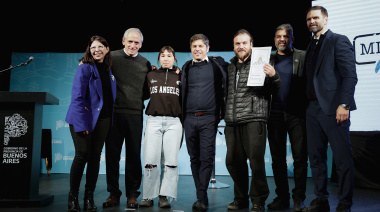 Kicillof entregó escrituras gratuitas a familias de Chascomús