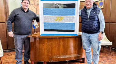 Las Flores: veterano de la guerra de Malvinas entregó al intendente una Bandera de Honor