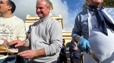 Monte: Ubaldo Matildo Fillol y José Castro realizaron el histórico primer corte de la torta gigante en Plaza Alsina