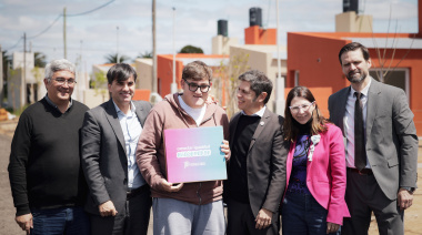 En Castelli, el gobernador inauguró un Centro de Desarrollo Infantil y entregó viviendas que habían sido paralizadas por el Gobierno nacional
