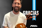 De un campeón a otro: Lionel Messi recibió una réplica del casco de Juan Manuel Fangio