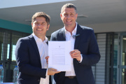 Pila: durante la visita del gobernador Kicillof, el intendente recibió la sesión de la Laguna Camarón Grande