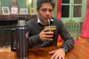 Axel Kicillof ironizó "mateando" a la noche tras la marcha federal