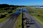 Caos por derrame cloacal en Pinamar: inundó la Ruta 11