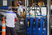 La nafta premium subió 52% en un año: cuánto vale en PBA en comparación con el país