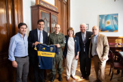 El senador Abad le regaló a Nahuel Gallo una camiseta de Boca