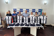 Tordillo: el intendente encabezó entrega de indumentaria al equipo de fútbol del Club Social y Deportivo